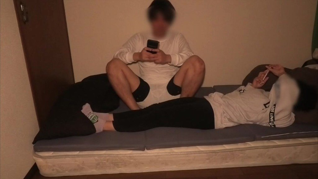 恋人との音楽と旅行写真で深まる夜の時間