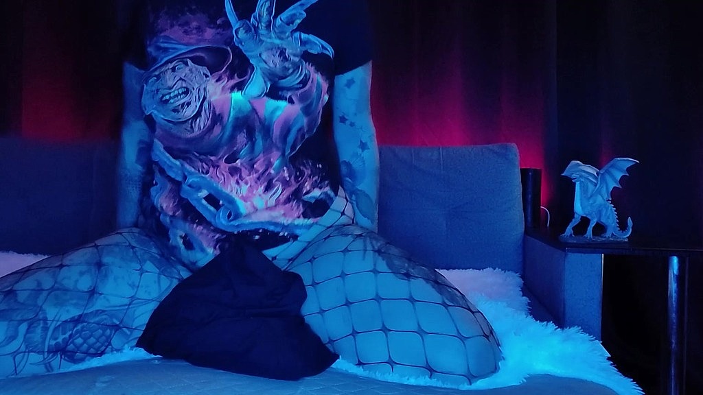 Dredda Dark Crazy Horror Fan Girl With A Gorgeous Body And Awesome Ass Bouncing On A Pillow 2