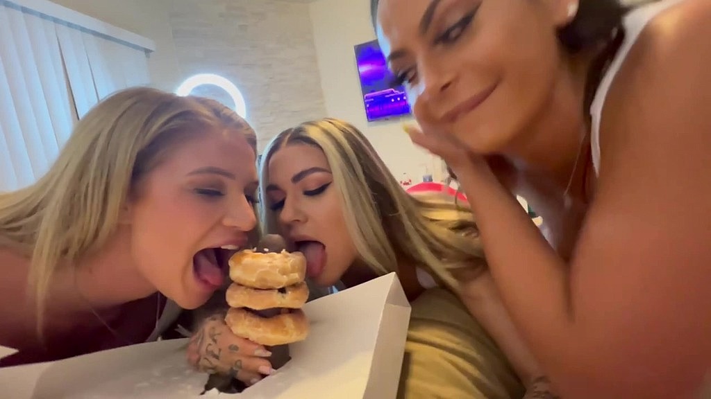 Kikiklout Hot Milf Threeway Blowjob And Donuts