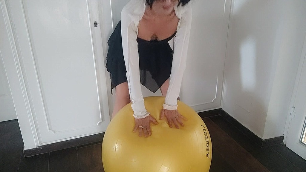 pissvids the pilates ball is not suitable for peeing but i piss on it anyway 7 29 2023 1800