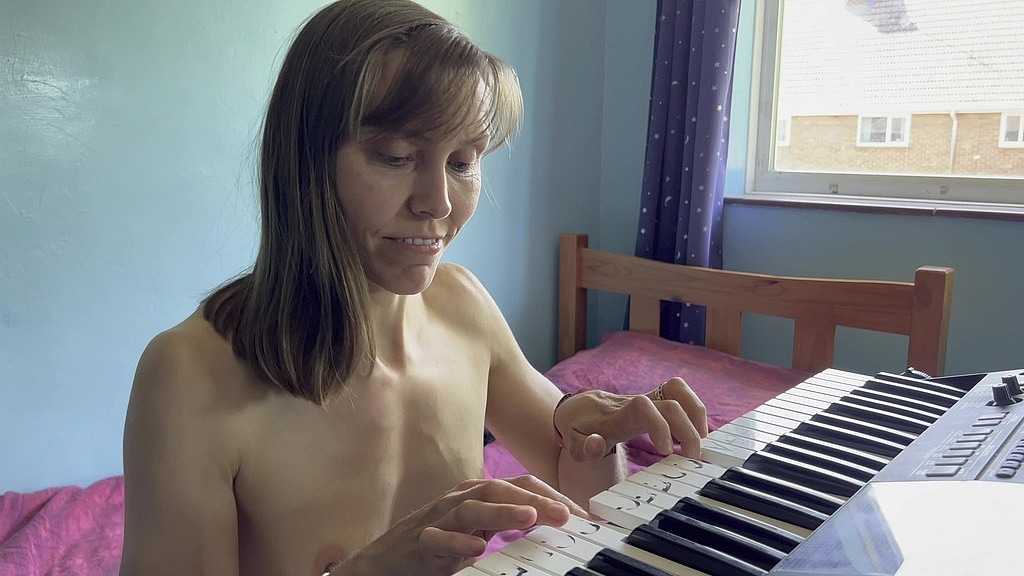 pornbox playing the keyboard in the nude 11 11 2022 1800