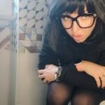 1_chantals-chic-black-tights-bathroom-look