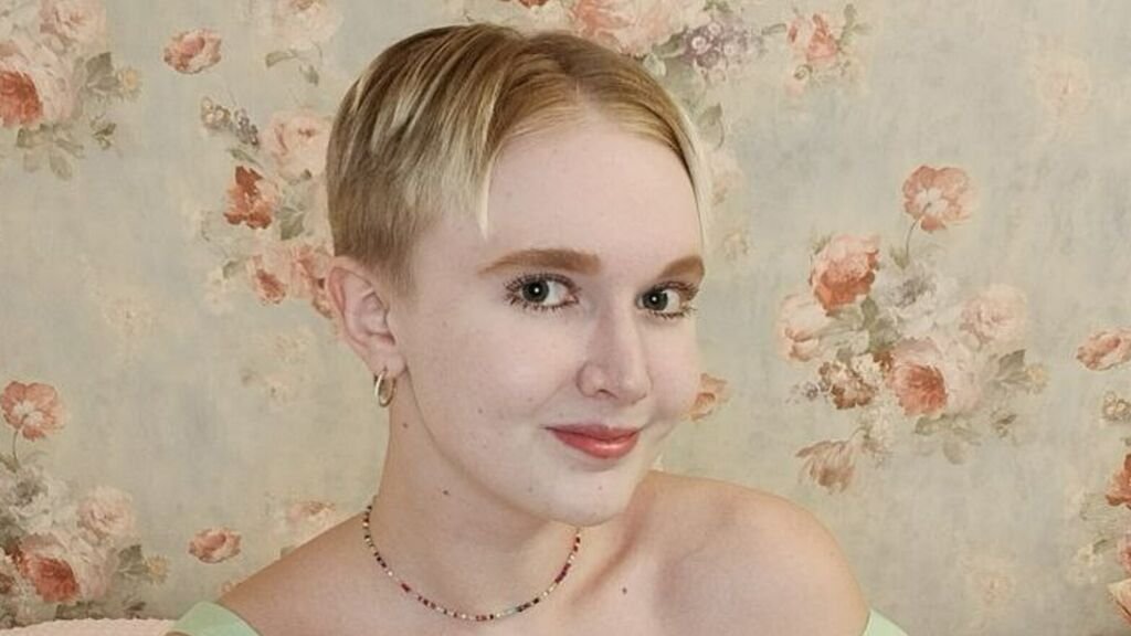 amateur-webcam-model-agnessabloom-shines-in-online-performance