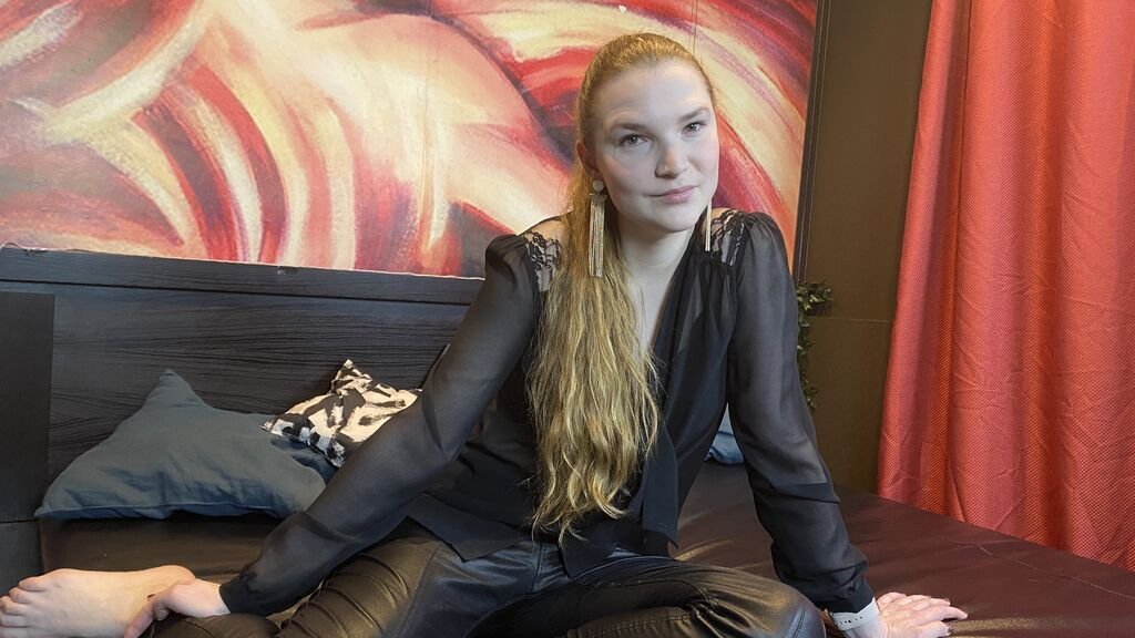 amateur-webcam-model-anjelinacarson-shares-her-passion