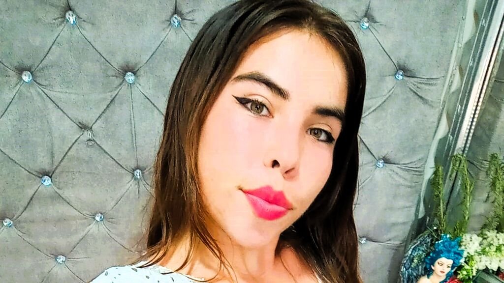 amateur-webcam-model-carolshine-shines-in-her-own-unique-way