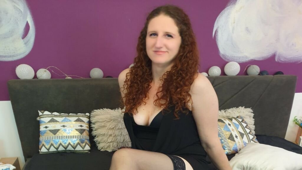 amateur-webcam-model-elisecurly-shares-her-passion