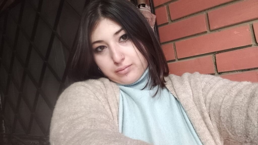 amateur-webcam-model-florenciayamila-shares-her-passion