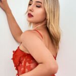 Amateur Webcam Model Isabella Daviss Shares Her Passionate Performance