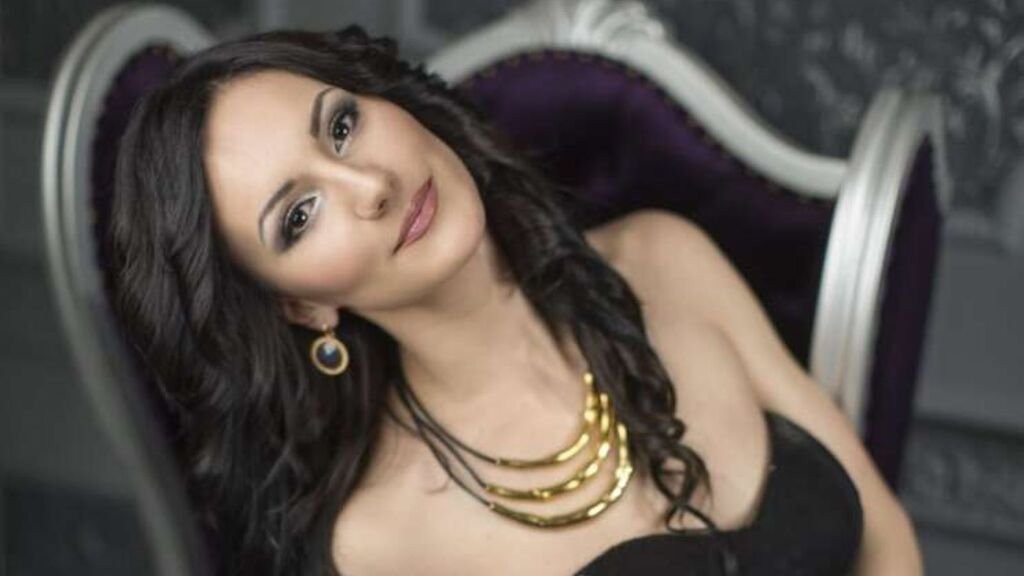 Amateur Webcam Model JazmineMehta Shares Her Passionate Performances