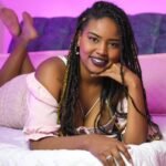 amateur-webcam-model-karleevelmis-shares-her-unique-perspective-1