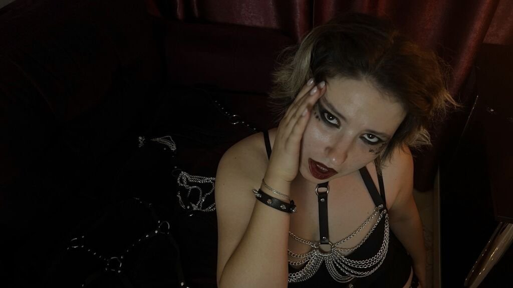 Amateur Webcam Model KarolinaCross Shares Her Passionate Performance