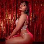 amateur-webcam-model-kimmymathieu-shares-her-unique-talents-1