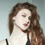 amateur-webcam-model-lisadavidson-shares-her-passionate-performance
