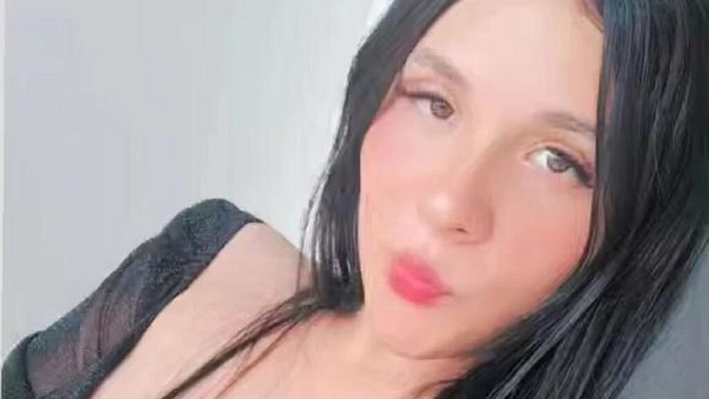 amateur-webcam-model-mollybent-shakes-up-online-platforms