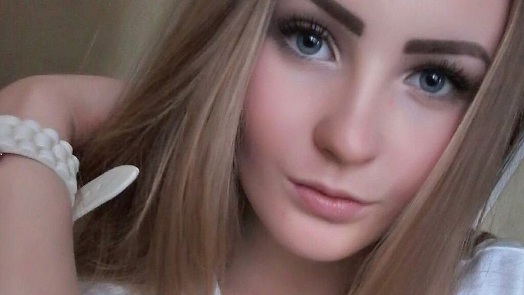 amateur-webcam-model-naomigines-shares-her-unique-perspective-1