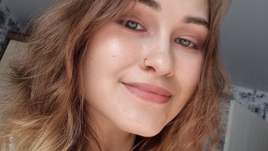 amateur-webcam-model-naomygray-shares-her-passionate-performances-1