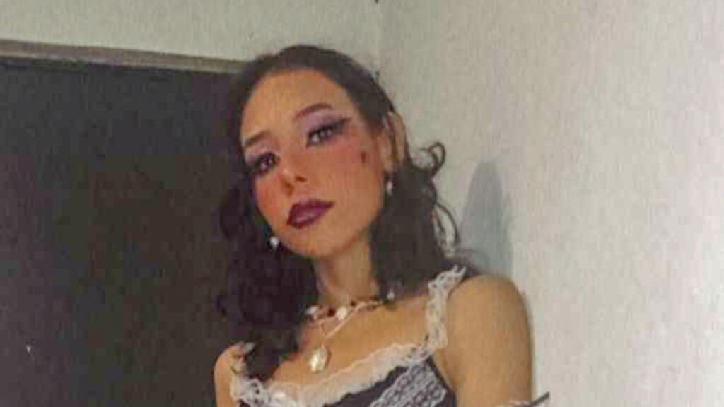 amateur-webcam-model-nikorusven-shares-her-passionate-performances