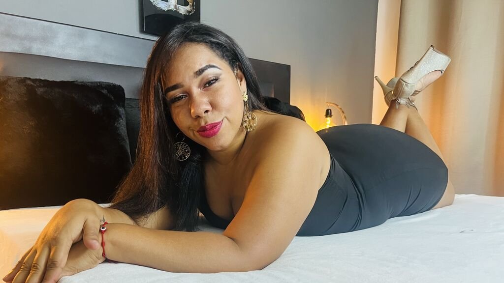 amateur-webcam-model-paulagarrido-shares-her-unique-perspective
