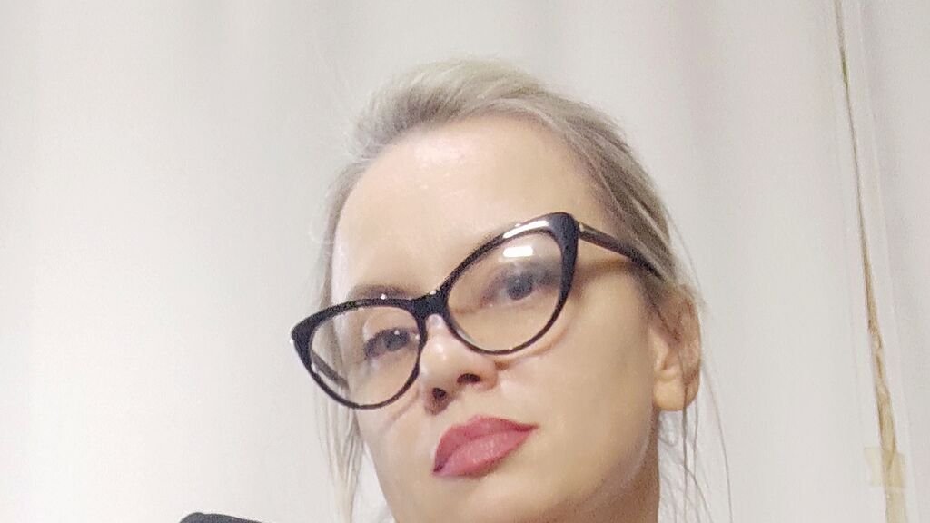 amateur-webcam-model-rebecca-darling-shares-her-unfiltered-experience