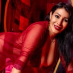 Amateur Webcam Model ScarlettElenor Shares Her Passionate Performances