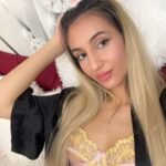 Amateur Webcam Model SkylarRedstone Shares Her Passionate Performances