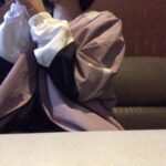 カラオケ個室で素人大学生が大胆オナニー