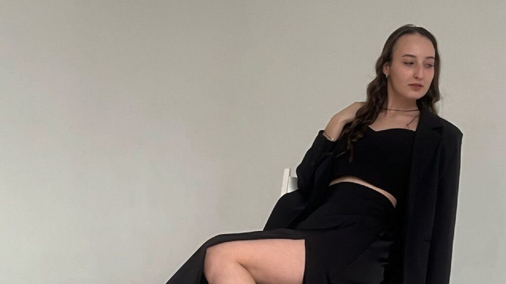 From Amateur to Webcam Model: DonaEvans' Journey