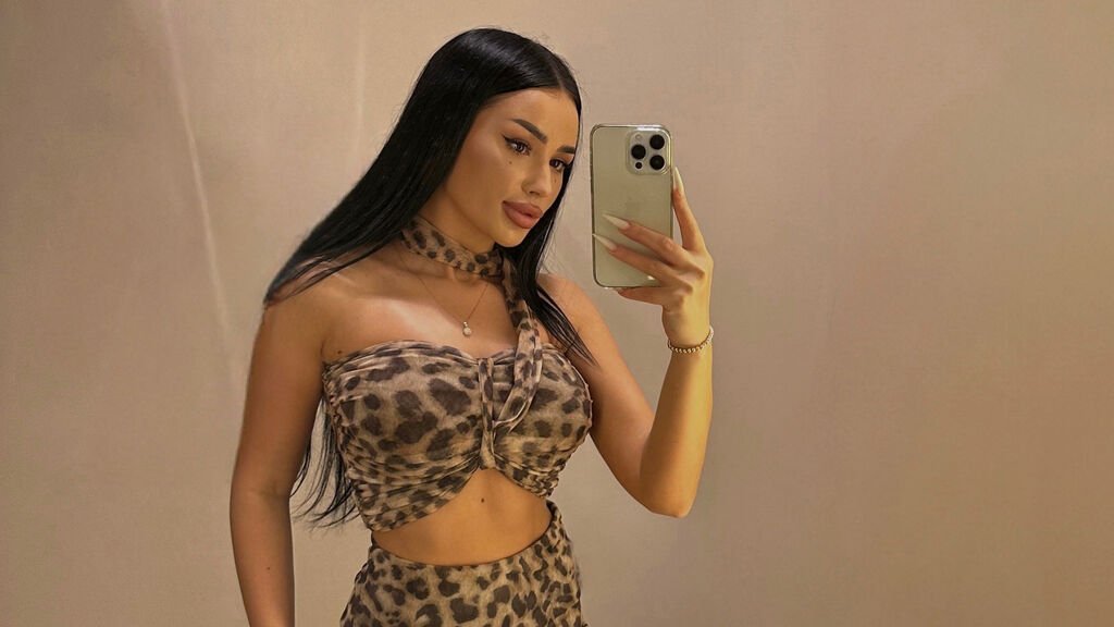 from-amateur-to-webcam-model-leticia-alfonsos-journey
