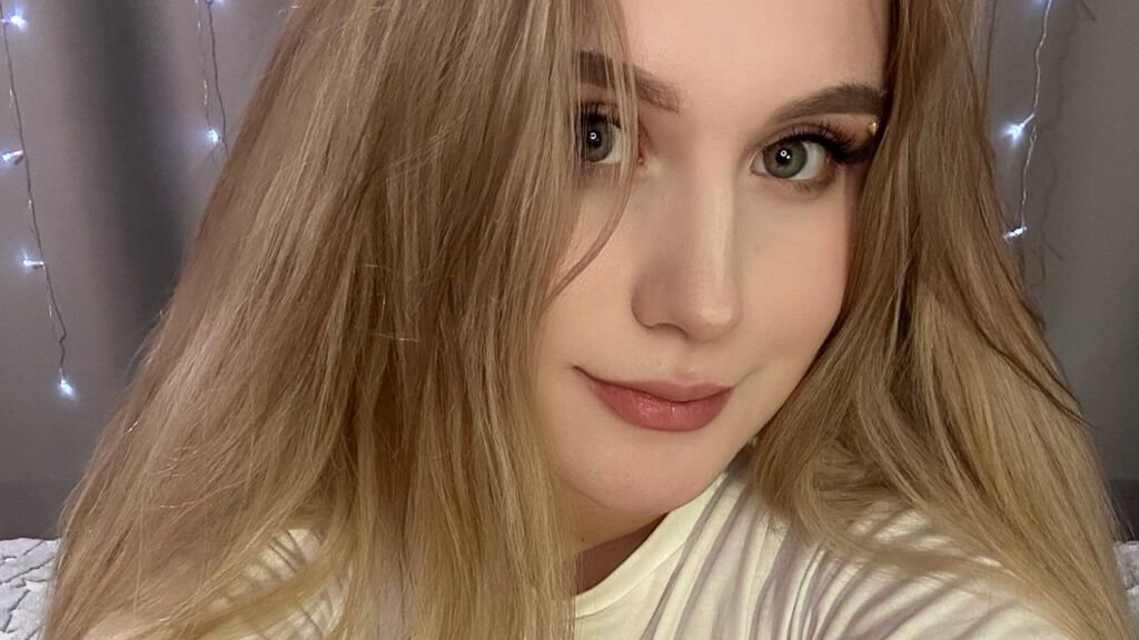 from-amateur-to-webcam-model-my-journey-with-everlymoon