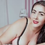 from-amateur-to-webcam-model-my-journey-with-rosmarine