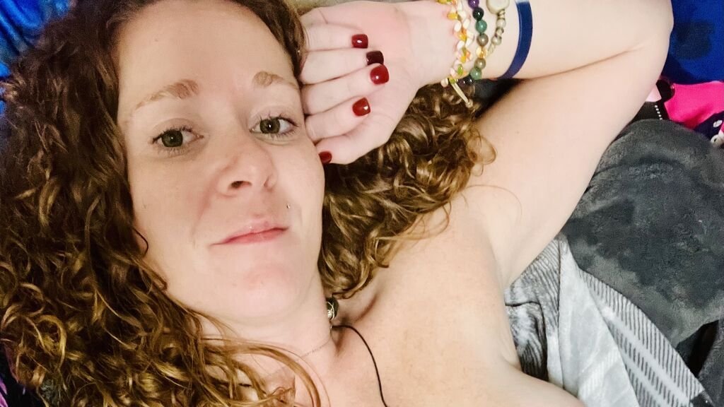 from-amateur-to-webcam-model-the-rise-of-stormyamber-1