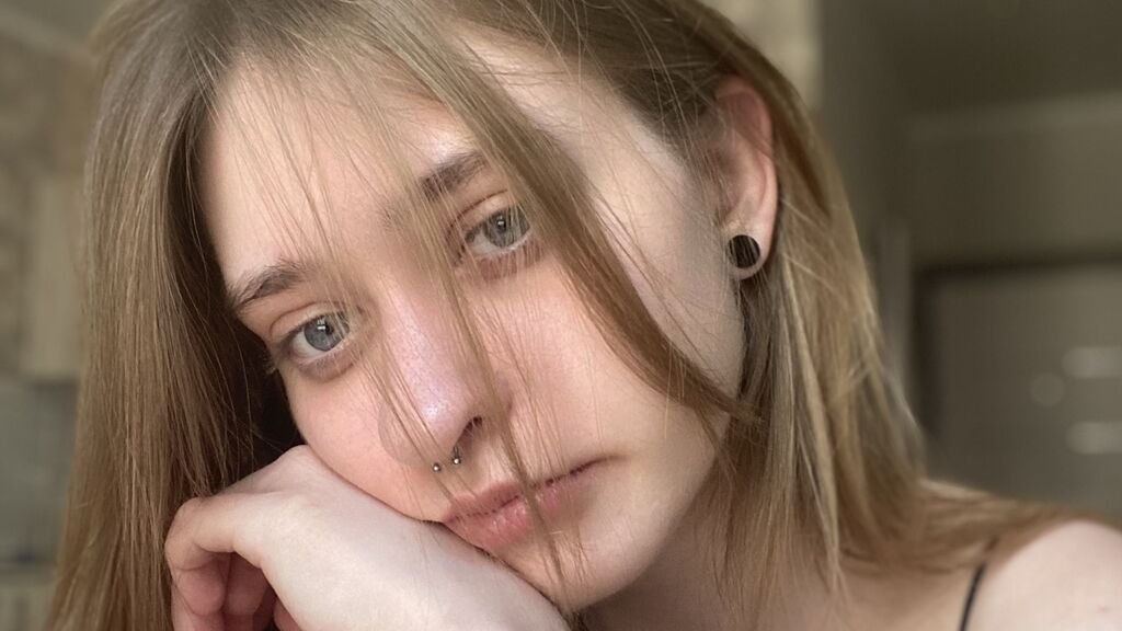 from-amateur-to-webcam-model-yuihoneys-journey