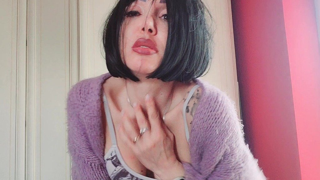 tattooed-manga-girls-twerking-strip-show-1