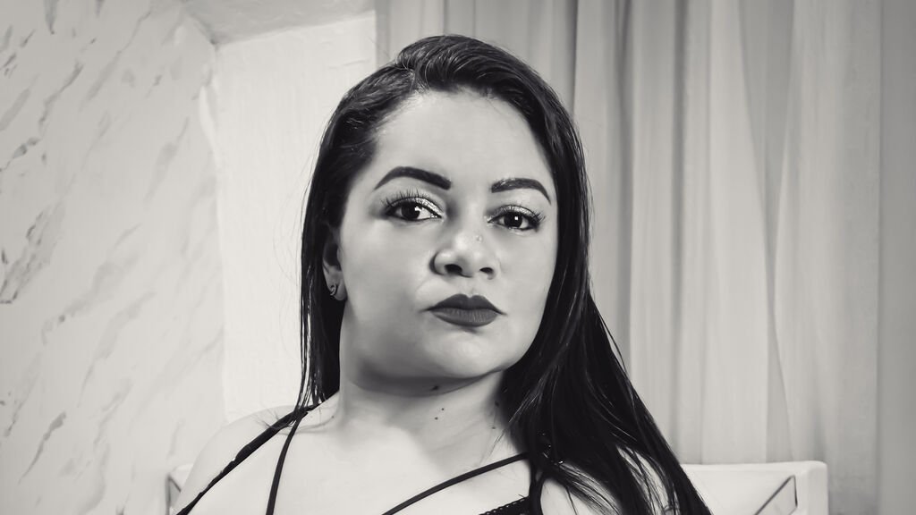 valeriamontiels-cam-raw-real