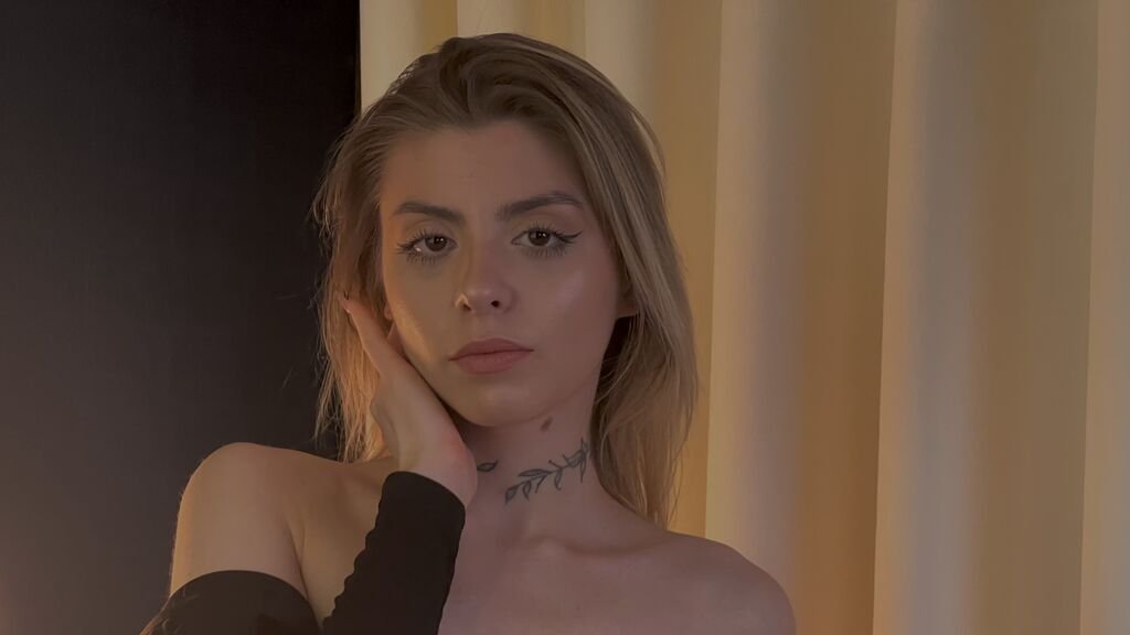 victoriacrystals-amateur-webcam-model-adventures-1