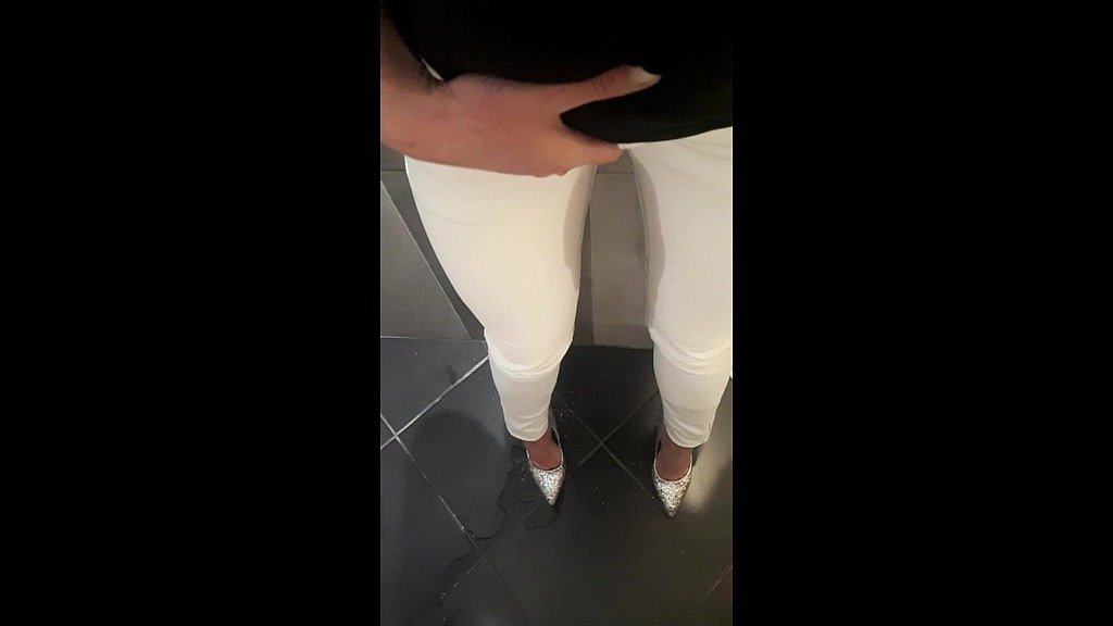 white-jean-heels-wardrobe-malfunction