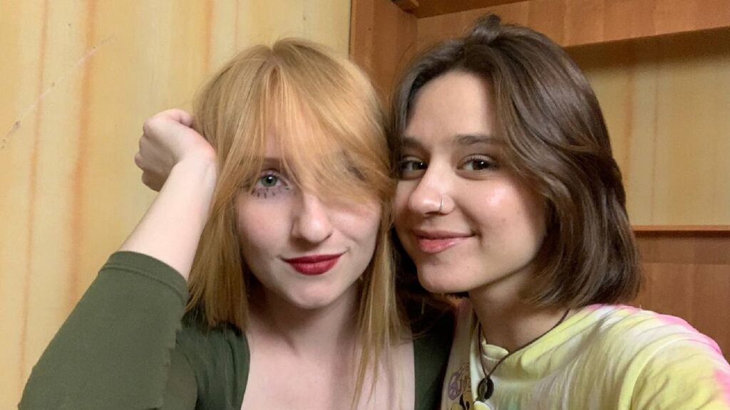 AbbyAndHazel's Amateur Webcam Model Adventures