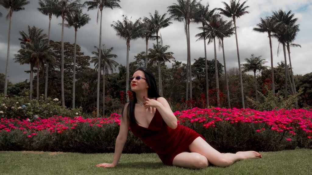 AlanaMonetts Cam: More Than Meets the Eye