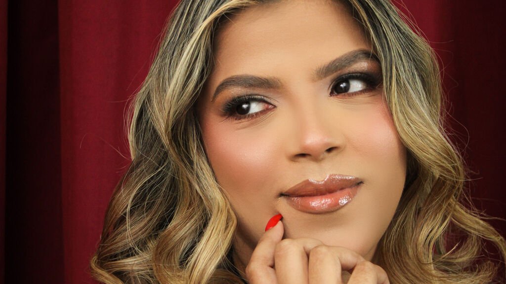 Amateur Webcam Model AishaThailor Shares Her Unique Perspective