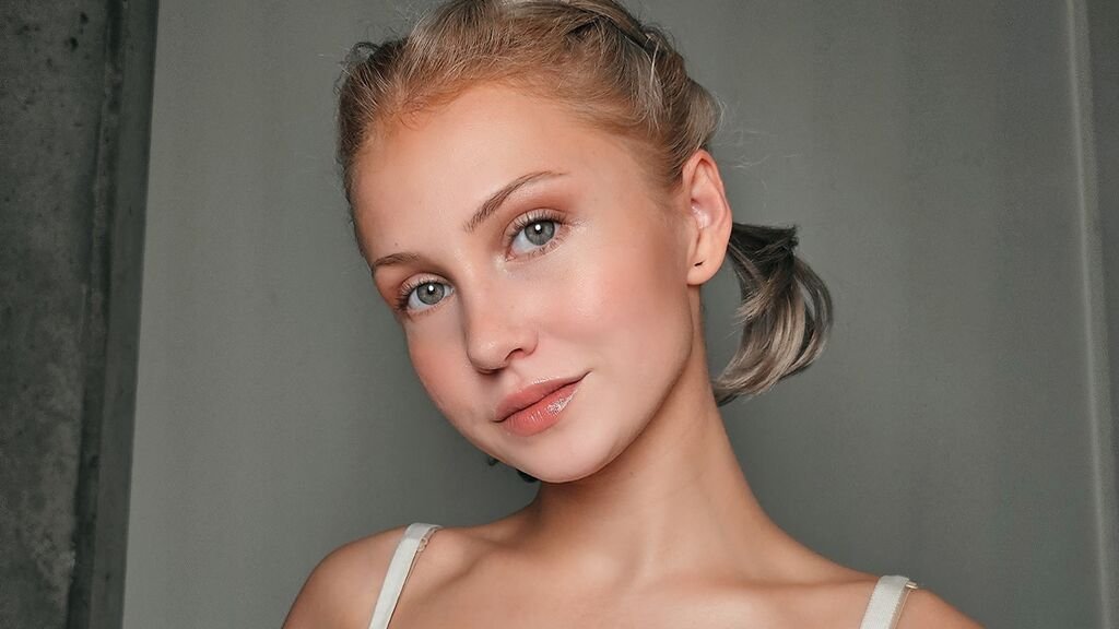 Amateur Webcam Model AlexiRiley Shares Her Passionate Performances