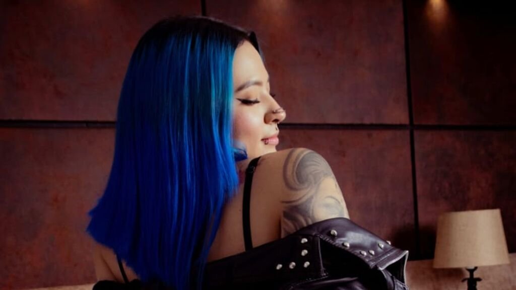 Amateur Webcam Model AlissCollins Shares Her Unique Perspective