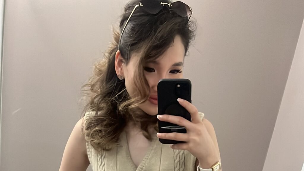 Amateur Webcam Model AlleriaRavi Shares Her Unique Experience