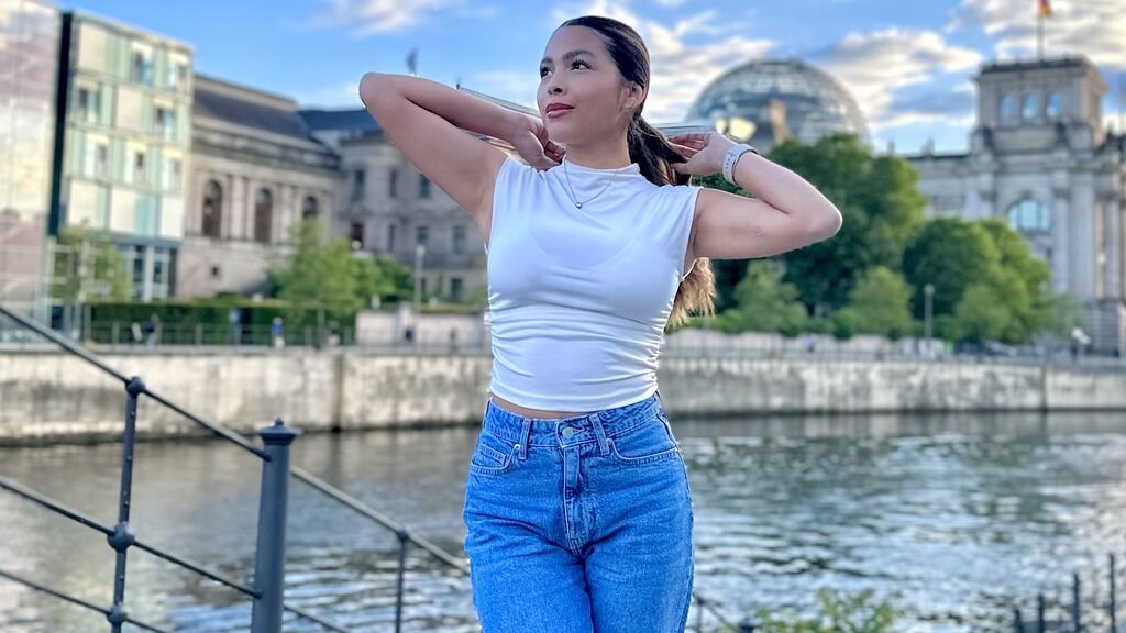 Amateur Webcam Model AnahiLe Shares Her Passionate Performances