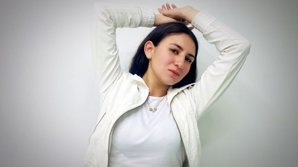 Amateur Webcam Model AnnieJanne Shares Her Unique Perspective