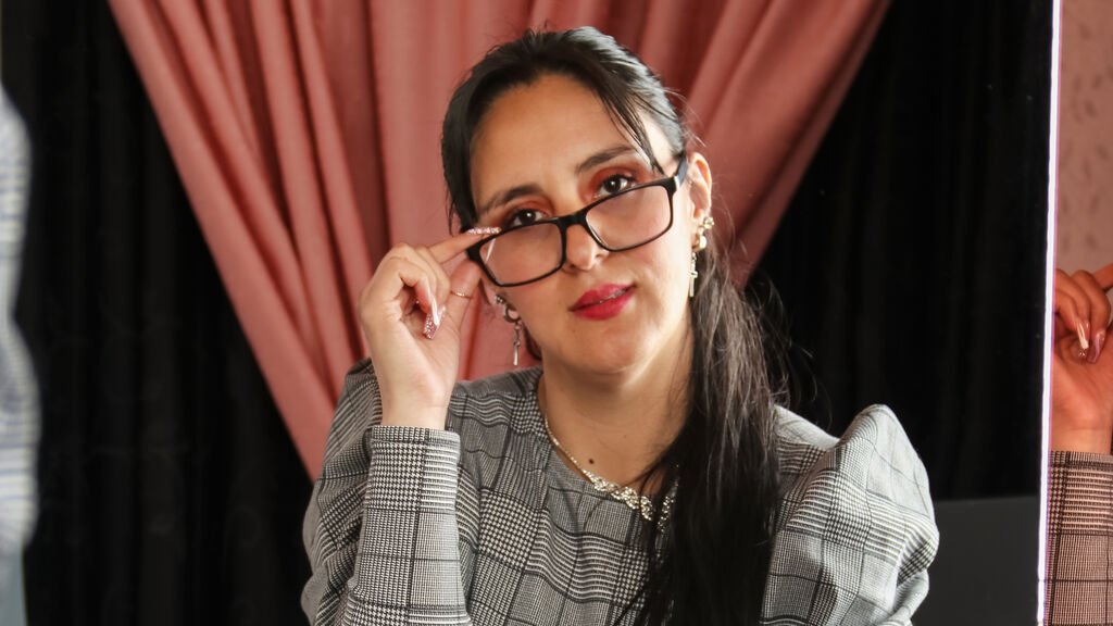 amateur webcam model annycain shares her unique talents