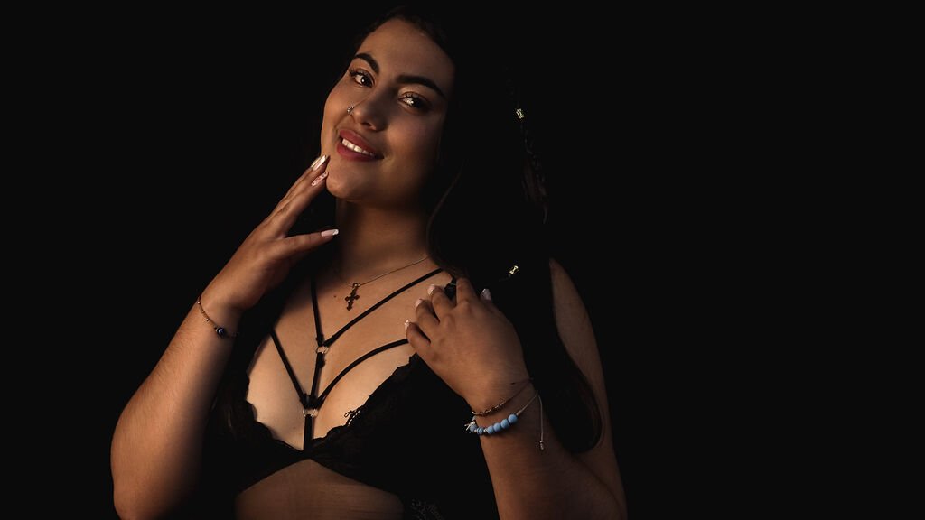 Amateur Webcam Model AntonelaOrtiz Shares Her Passionate Performance