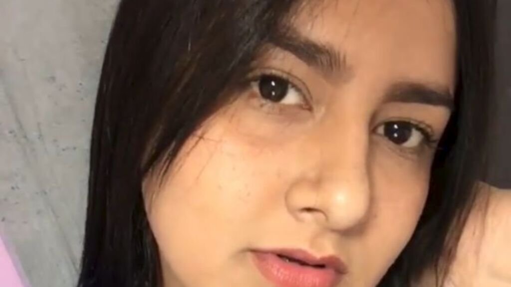 Amateur Webcam Model AriadnaJhonson Shares Her Unique Perspective