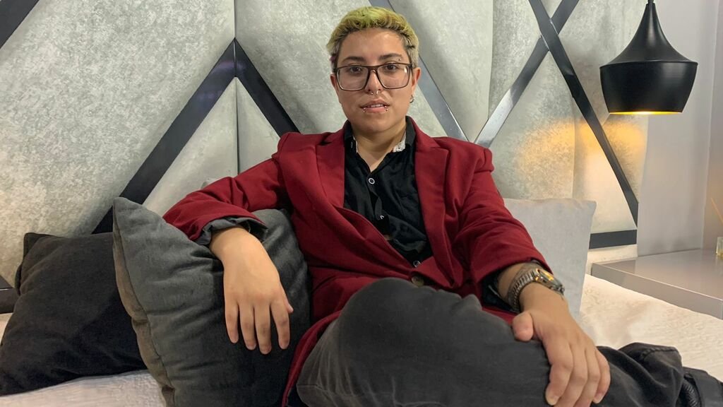 amateur webcam model arielfoshter shares her unique perspective