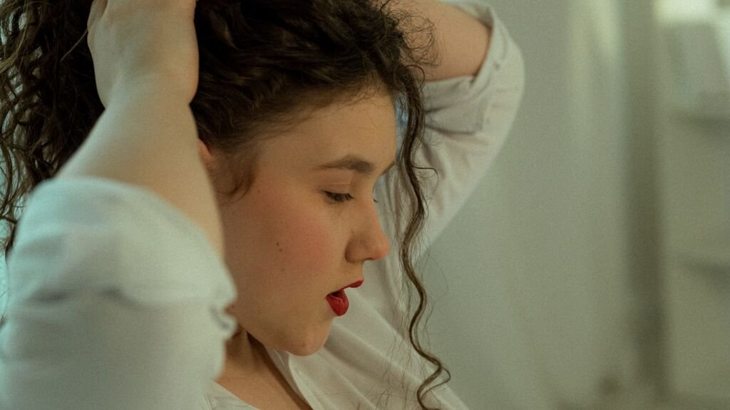 Amateur Webcam Model AriellaSol Shares Her Passionate Performance