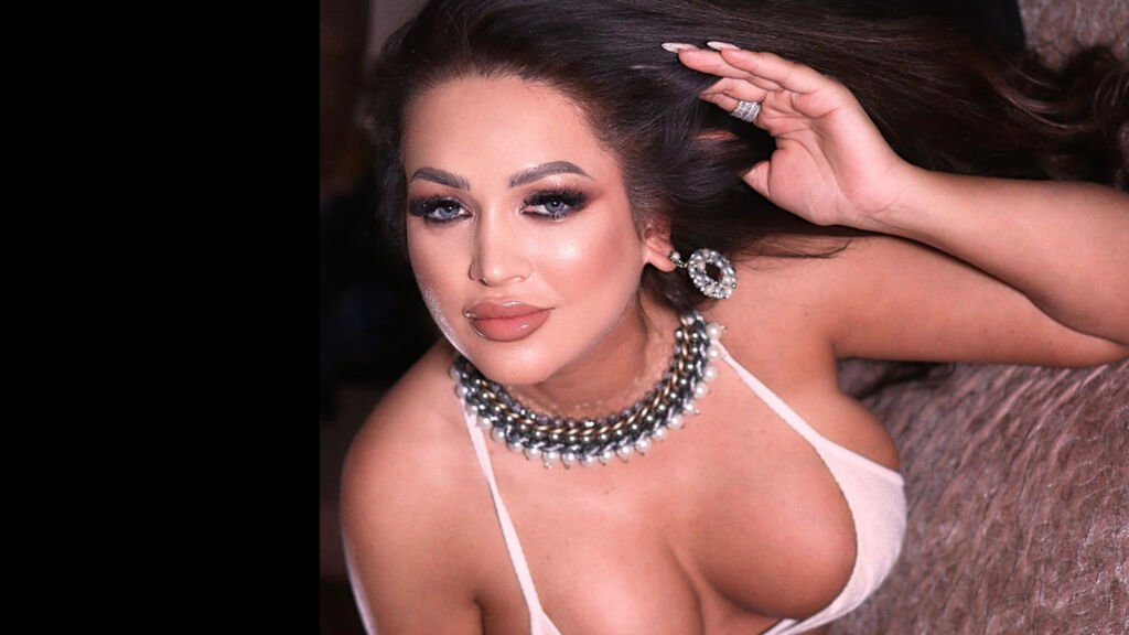 Amateur Webcam Model AssyaLorra Shares Her Passionate Performances
